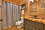 D and J`s Lakehouse: Entry level Master Bathroom